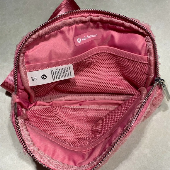 New lululemon Everywhere Belt Bag 1L Fleece with tags pink & shopping bag⭐️⭐️⭐️ - Picture 8 of 17